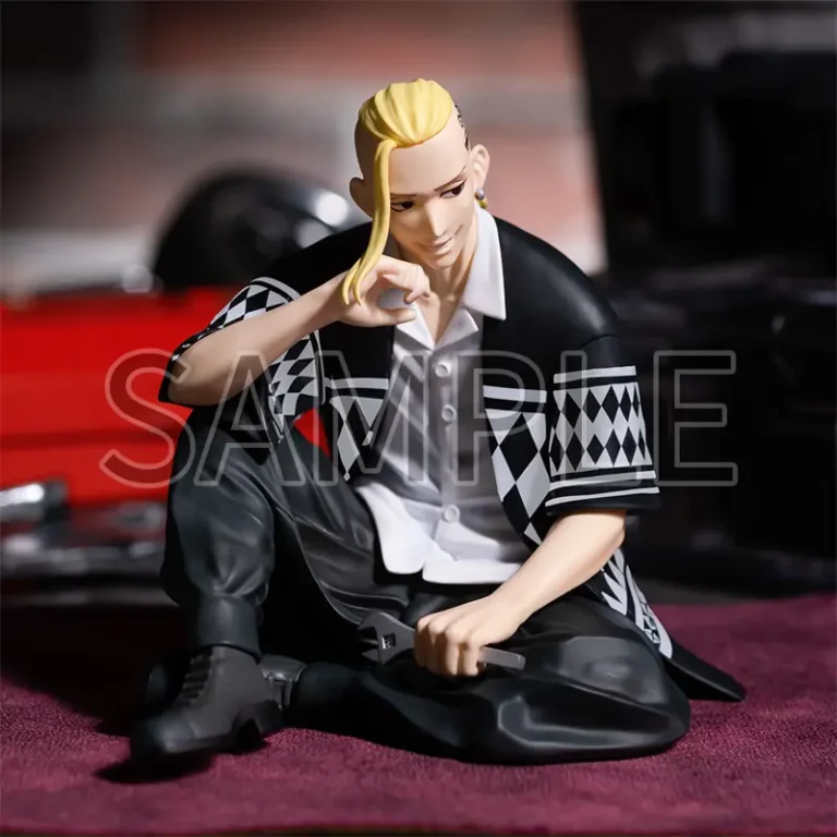 Фігурка Draken Chokonose Premium Figure від SEGA, вид спереду в розслабленій позі.