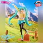 Фігурка Хацуне Міку Holiday Memories від Banpresto в туристичному одязі, вид спереду, оригінальна статуетка Vocaloid.